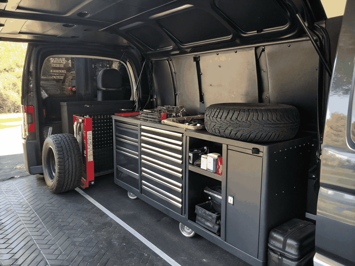 Mobile roadside assistance service vehicle for commercial fleet support